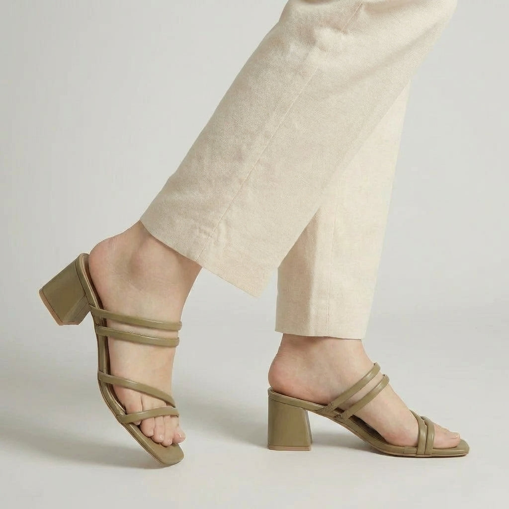 Sandálias com Saltos Grossos